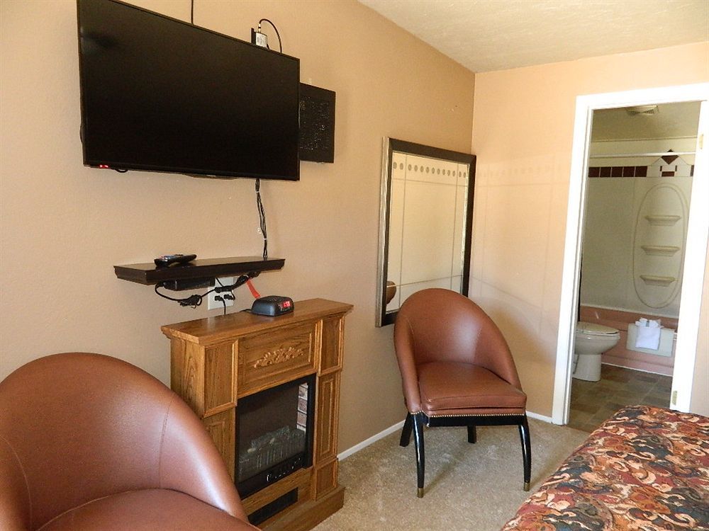 Eagle Crater Lake Inn Chemult Bagian luar foto