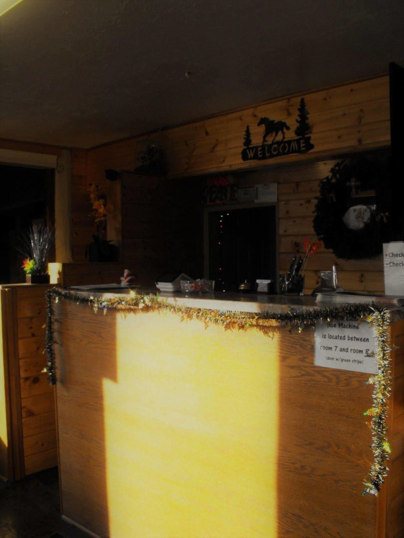 Eagle Crater Lake Inn Chemult Bagian luar foto