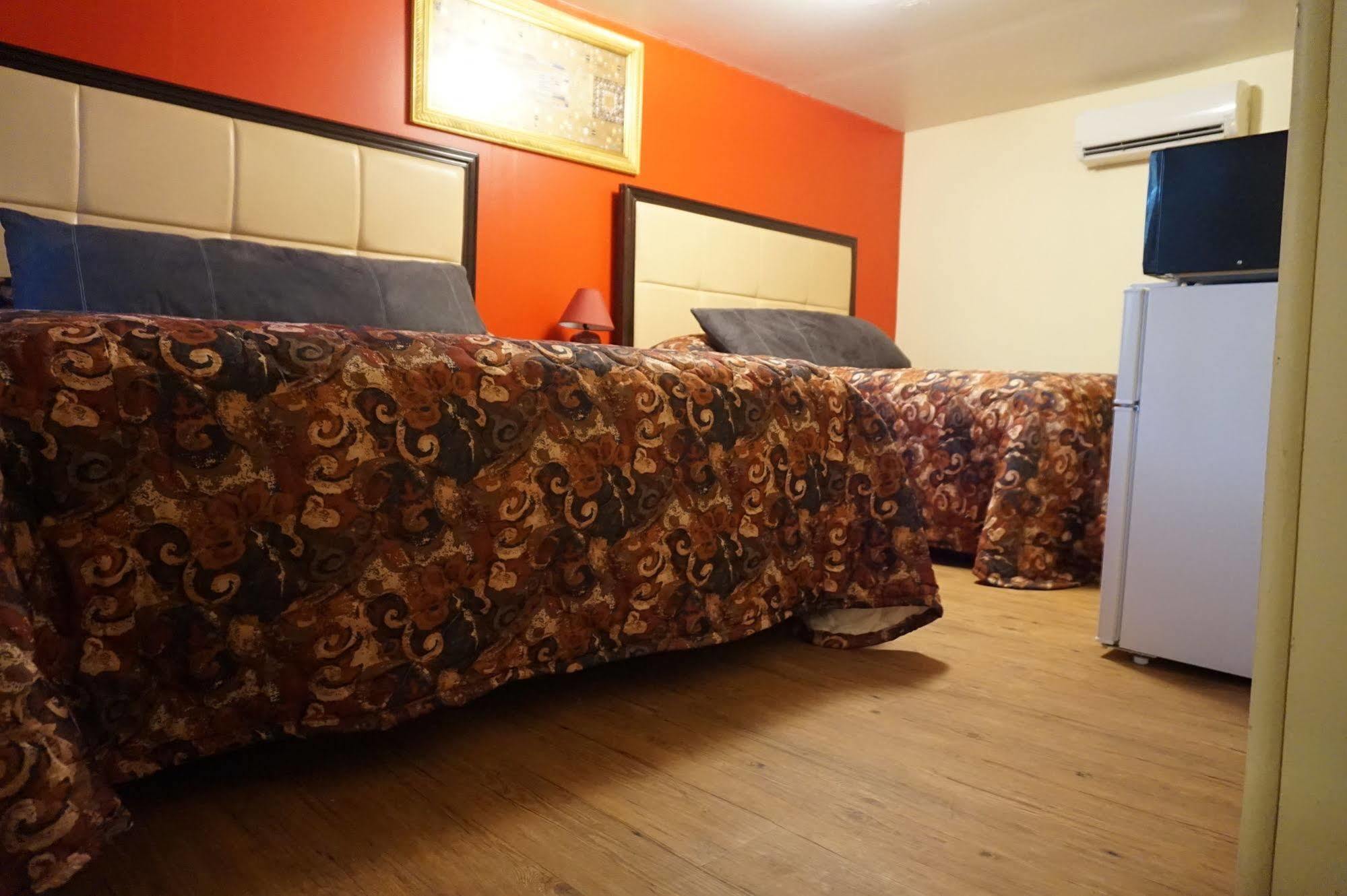 Eagle Crater Lake Inn Chemult Bagian luar foto