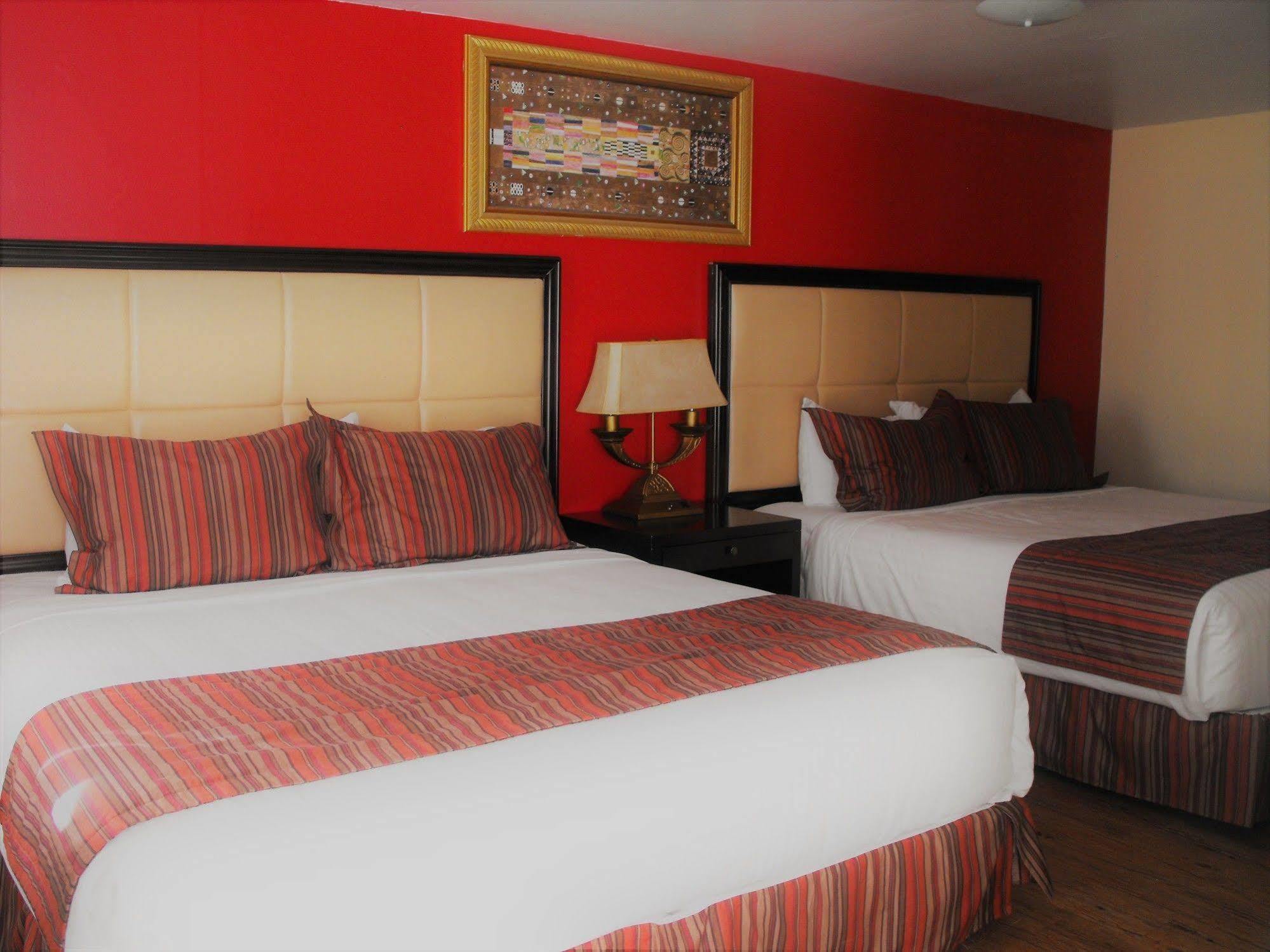 Eagle Crater Lake Inn Chemult Bagian luar foto